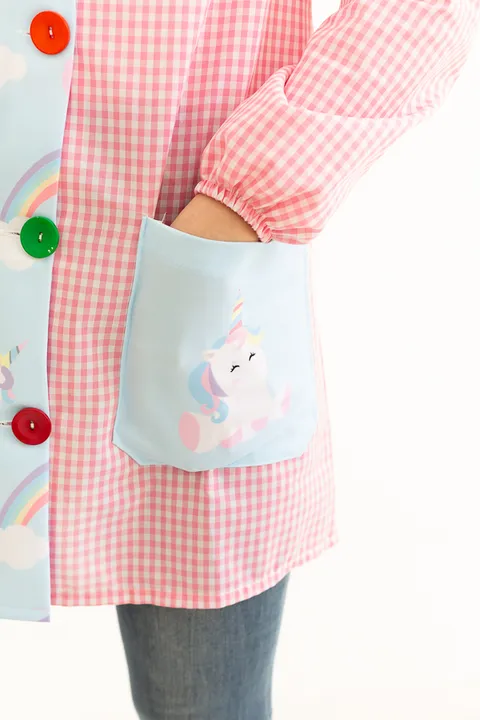 Foto de cliente: detalle del bolsillo de la bata con estampado de unicornio